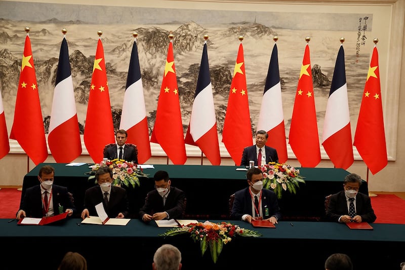 2023年4月6日,在法国总统马克龙对中国进行国事访问期间,空中巴士(空巴)与中国航空器材集团签署了160架民用飞机的批量采购协议。(法新社)