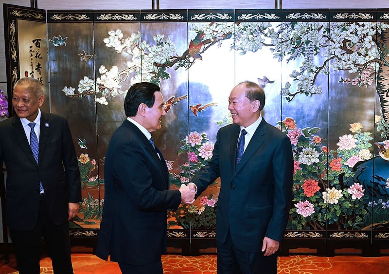 2024年4月2日晚间，马英九会见中共中央政治局委员兼广东省委书记黄坤明。（马英九基金会提供）