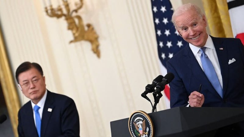 文在寅访美前宣布韩国将参加6月10日到25日于阿拉斯加举行的空军联合军演,学者指出这是韩国向美国位移,是文在寅访美前给拜登的伴手礼。(法新社)