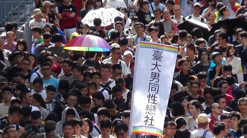 台湾同志现身立法院外争取同性婚姻平权，成为亚洲第一同性婚姻合法地方。（记者夏小华摄）