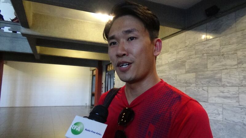 大陆旅行社周姓导游。(记者夏小华摄)