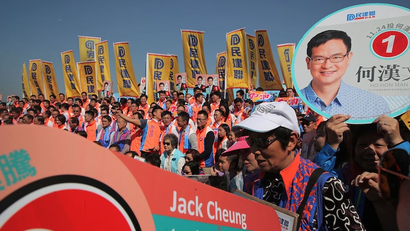 2019年11月21日,亲北京的香港建制派(DAB)的支持者参加区议会选举的竞选活动。(美联社)