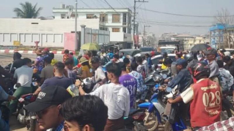 ကရင်ပြည်နယ် မြဝတီမြို့တွင် ထိုင်းနိုင်ငံက လျှပ်စစ်နဲ့ လောင်စာဆီတင်သွင်းမှု ရပ်ဆိုင်းလိုက်တာကြောင့် လောင်စာဆီတန်းစီနေသည့် ဆိုင်ကယ်များအား ၂၀၂၅ ခုနှစ် ဖေဖော်ဝါရီလ ၇ ရက်နေ့က တွေ့ရစဉ်။ (Citizen Photo)