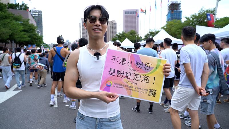 Alvin拿出自制的创意标语