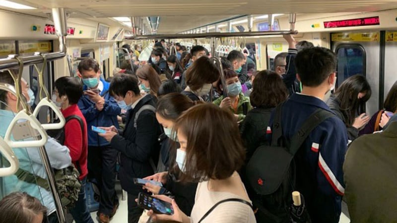 捷运尖峰时间乘客人挤人。(读者提供)