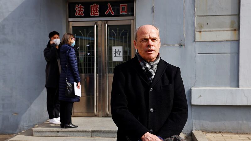 2021年3月19日,加拿大驻中国领事官员吉姆·尼克尔(Jim Nickel)只能站在法庭外,他说经过多日沟通,领事官员仍然无法入场旁听。(路透社)