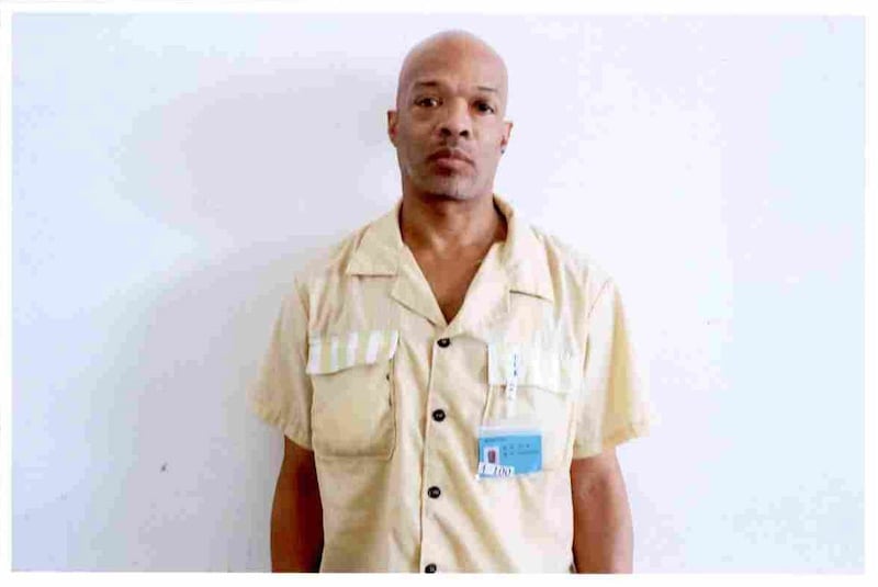 去年在狱中的小威尔斯。这是他的家人8年来收到唯一一张狱方提供的照片。(威尔斯一家提供)