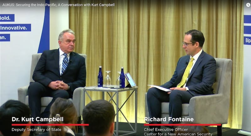 美国副国务卿坎贝尔(Kurt Campbell)(左)2024年4月3日在华盛顿智库新美国安全中心(CNAS)就澳英美三方安全伙伴关系(AUKUS)在印太地区的合作举办的研讨会上表示,除了澳英美三方安全伙伴关系,美国也不断加强四方安全对话(Quad)、美日韩三方合作等区域盟友间的协作,以强化对地区威胁的吓阻。(视频截图/CNAS)
