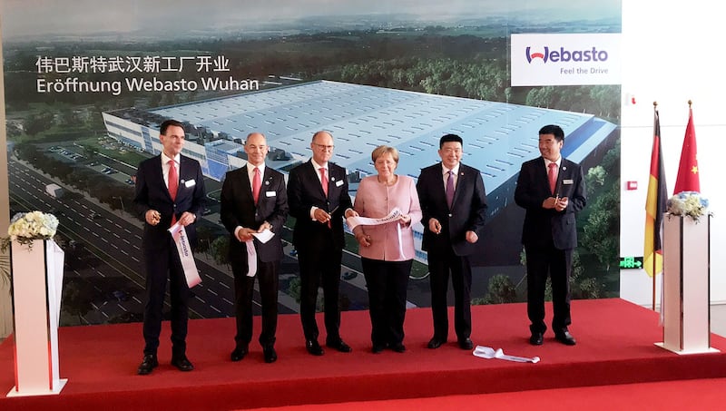 图为,2019年9月7日,德国总理默克尔(右三)和韦巴斯特(Webasto)董事长霍尔格·恩格尔曼(Holger Engelmann)(左三)出席在中国武汉的伟巴斯特武汉新工厂开业仪式。(路透社)