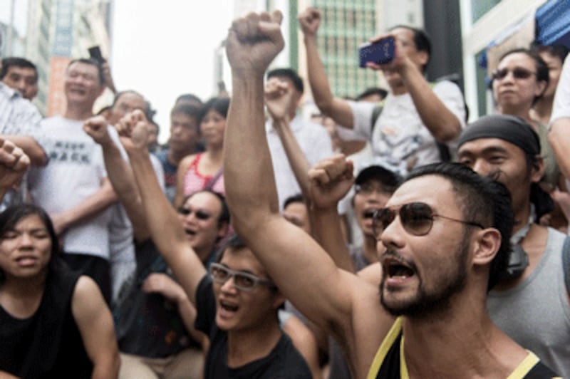 Pro-democracy protestors cheer in the Mong Kok district, Oct. 5, 2014. (AFP Photo)