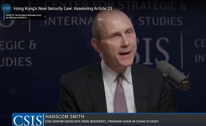 美国前驻香港和澳门总领事史墨客(Hanscom Smith)在会上表示,《基本法二十条》中涵盖了防止境外势力干涉香港政治的内容,但是,当局对"境外势力干涉"等许多名词缺乏明确定义。(视频截图/战略与国际研究中心官网)