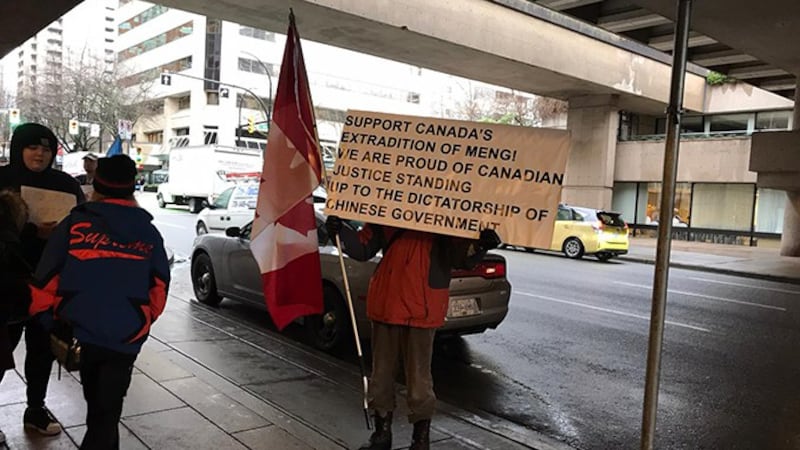 法庭外支持引渡孟晚舟的华裔民众。(柳飞拍摄)