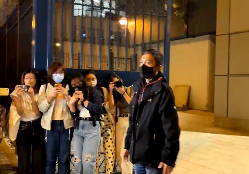 区家麟获准保释现场(脸书截图)