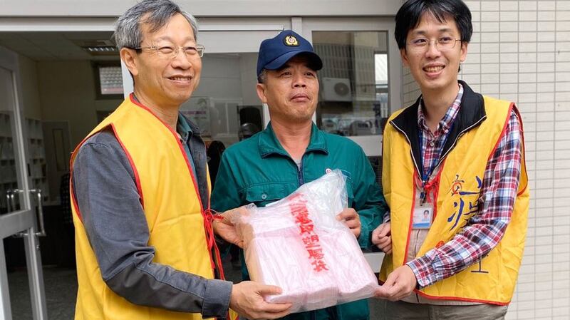 彰化县卫生局长叶彦伯(左一)2月16日收到邮差寄到彰化的口罩,非常高兴。(彰化县卫生局提供)