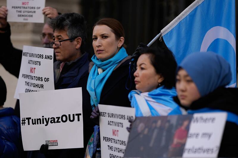 2023年2月13日,活动人士和社区成员在伦敦市中心英国外交部外举行小型抗议活动。抗议者要求与外交大臣詹姆斯·克莱弗利会面,强调他们对中国新疆维吾尔自治区同胞的担忧。(美联社图片)