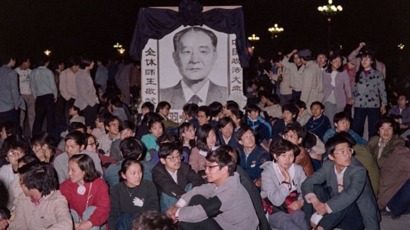 1989年4月15日,北京高校学生到天安门广场哀悼胡耀邦去世,最终遭到当局武力镇压。(资料图片/记者乾朗提供)