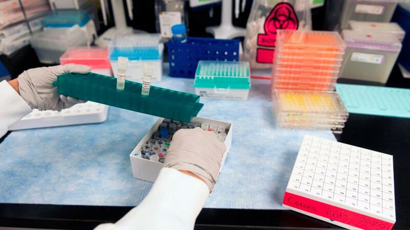 日前才传出捷克买的中国快筛试剂错误率高达80%,西班牙向中国订购550万份快筛,准确率只有30%,如今,英国向中国订购350万套测试盒也全部不合格。(法新社图片)