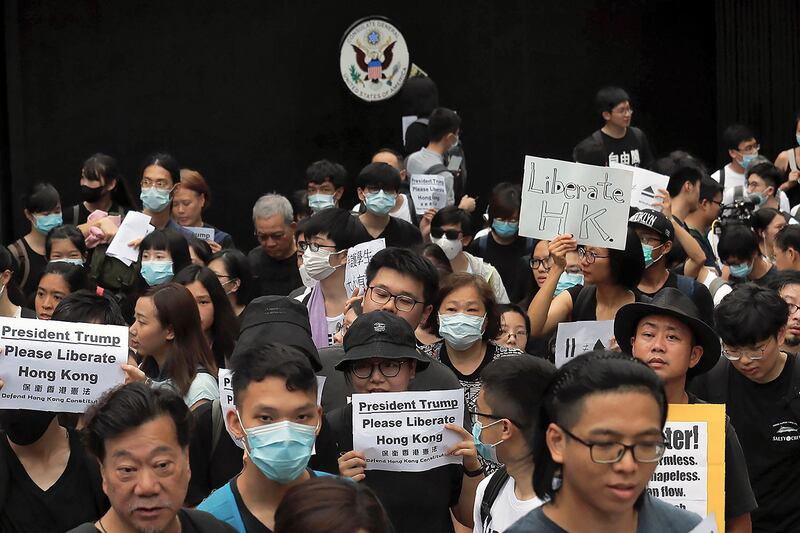 2019年6月26日,香港一批反对修订《逃犯条例》的市民响应网上号召,游行到多个成员国在香港的总领事馆请愿,要求关注香港状况。图为市民聚集在美国领事馆外。(美联社)
