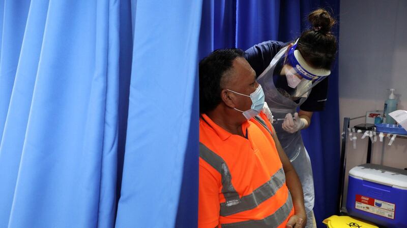 一名工人正在接种中国制造的科兴疫苗(路透社图片)