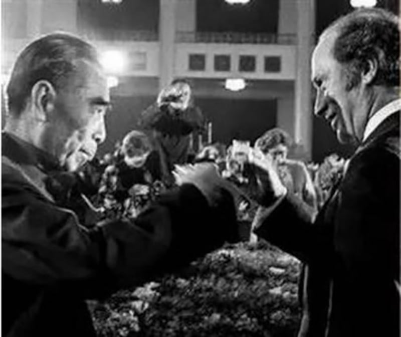 1973年加拿大总理老特鲁多(Pierre Trudeau)访华时会见中国总理周恩来(Public Domain)
