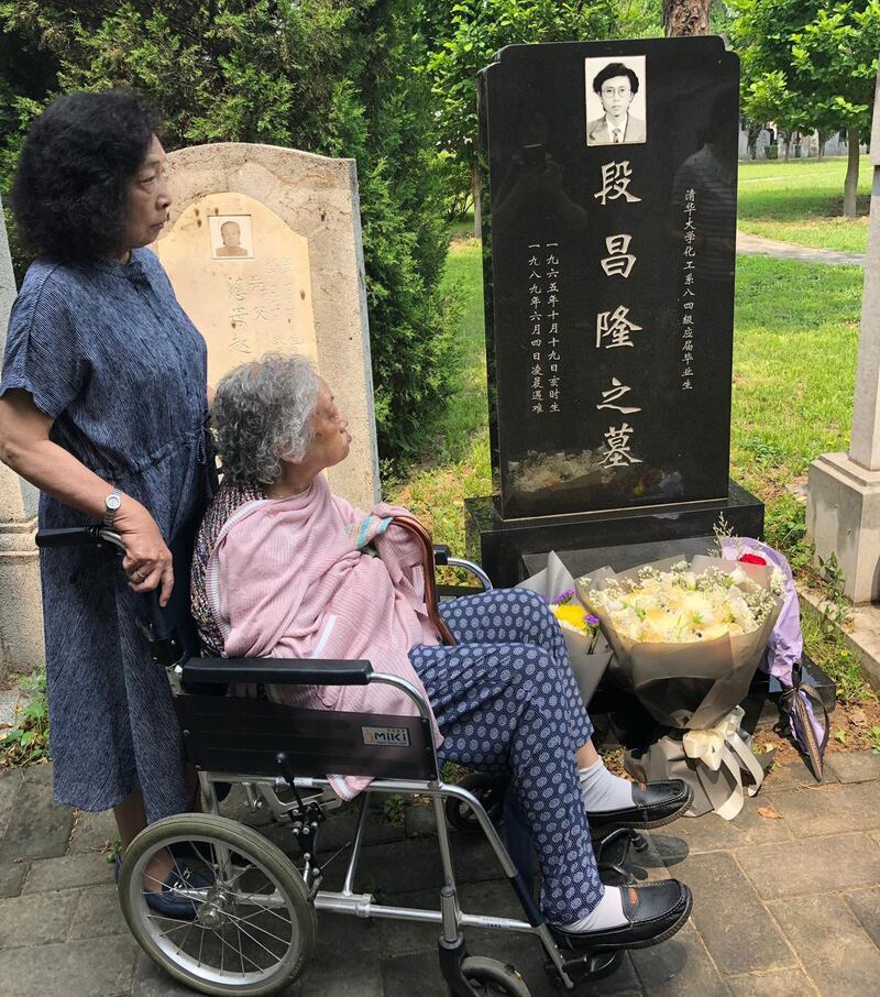 2019年6月4日，天安门母亲成员在北京万安公墓拜祭。（天安门母亲提供）