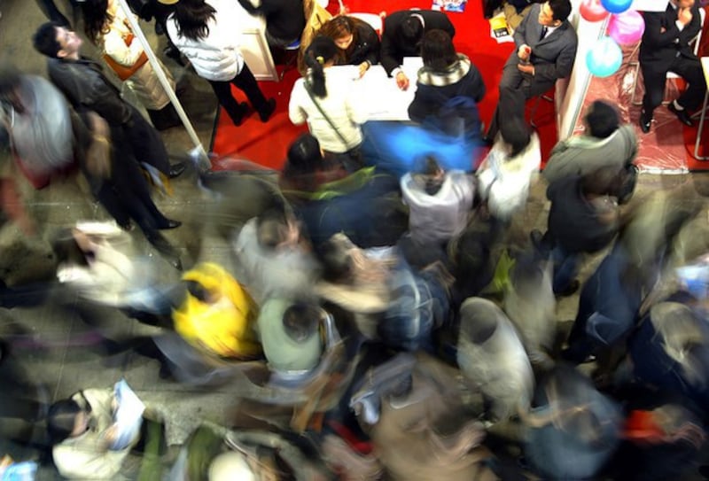 中国官方预报2023年的经济增长目标为5%至6%。但一些专家则预计,中国2023年GDP增长可能为0至2.5%。图为求职者参加在北京举办的一场招聘会。(路透社图片)