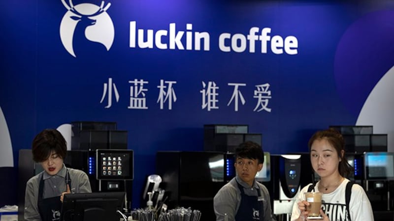 北京的一家瑞幸咖啡店(美联社)