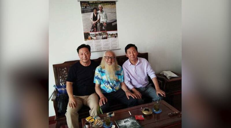 左起:郭泉与友人林大刚、付涛合照。(志愿者提供/记者乔龙)