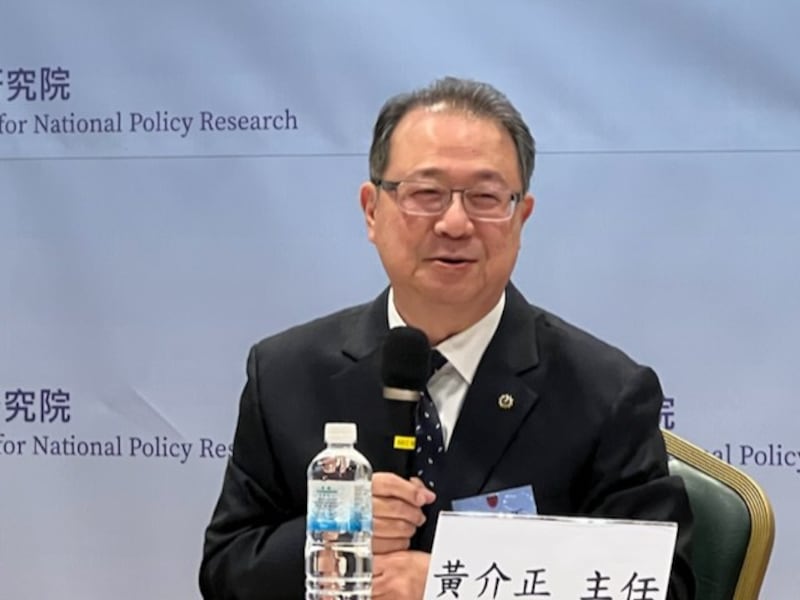 国民党国际事务部主任黄介正表示,中国国民党与自由民主站在同一边。(记者 黄春梅摄)