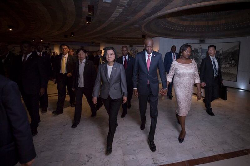 台湾总统蔡英文2019年赴海地访问,海地总统莫伊兹伉俪至机场迎接。(台湾总统府提供)