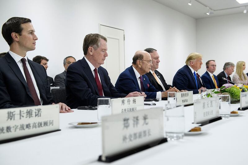 美国总统特朗普和中国国家主席习近平,2019年6月29日上午10点50分举行双边会谈。在会议举行前数分钟,特朗普带领美方贸易代表莱特希泽、财政部长姆努钦及特朗普女儿伊万卡等贸易代表团成员入座。(法新社)