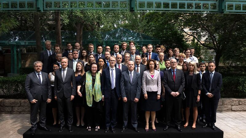 2021年8月11日,25个国家、50名驻华外交官,在斯帕弗案宣判日齐集到加拿大驻北京大使馆声援。(美联社)