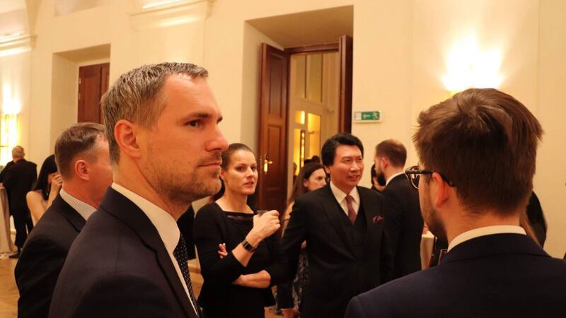 2019年3月8日,时任台湾驻捷克代表汪忠一,与布拉格市长贺瑞普,在布拉格出席台湾建筑师谢英俊建筑展开展。(汪忠一提供)