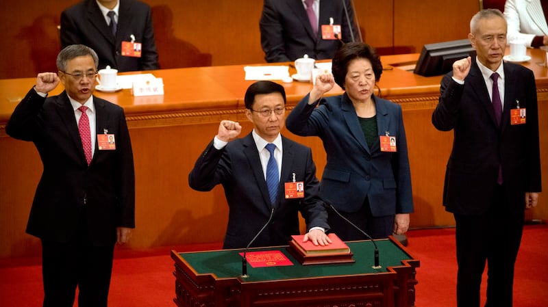 中国全国人大会议表决通过胡春华(左起)、韩正、孙春兰、及习近平的经济智囊刘鹤,出任国务院副总理。图为宣誓场景。(美联社)