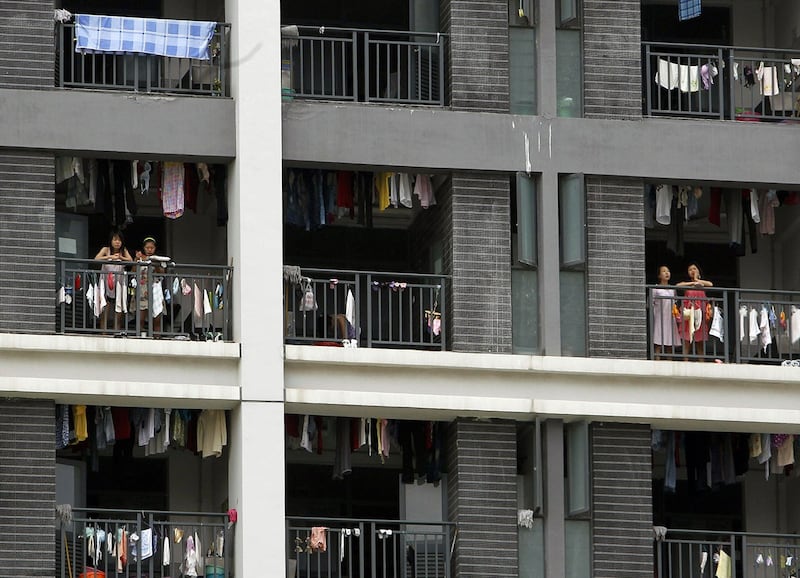 资料照：深圳富士康员工住宅大楼。（美联社）