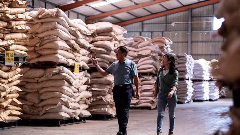 中国企业家孙大午(左)。(法新社)