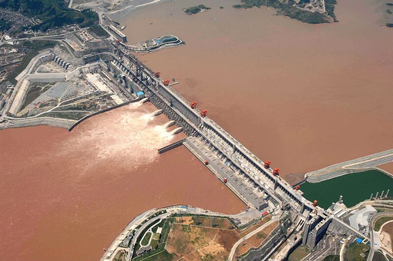 长江三峡大坝修建期间,施工枯水期,东海沿岸的“蓝眼泪”明显减少。(美联社)