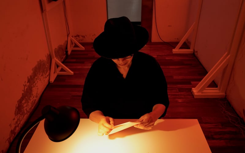 其中一個監倉放置了來自香港監獄，由反送中在囚者寫的信。（淳音 攝）