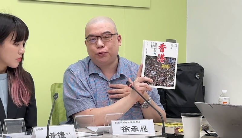 香港本土史作者徐承恩表示他的著作在香港已被列“禁书”遭下架。(记者夏小华摄)