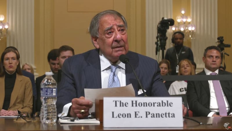 美国前国防部长、中央情报局前局长潘纳塔在听证会上表示,美国为乌克兰提供支持将会向入侵他国的独裁者释放出关键信息,即我们会让你付出代价。(视频截图/美国国会官网)