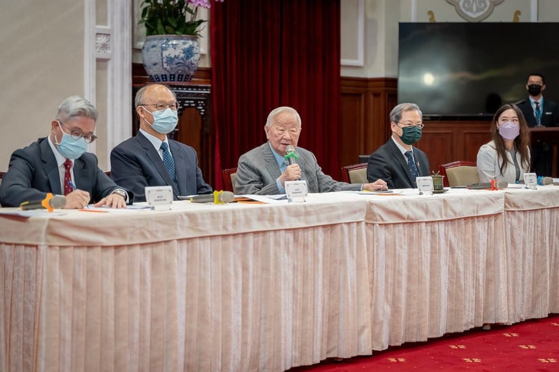 2022年11月21日,台湾总统府举行“2022亚太经济合作经济领袖会议代表团”返国记者会。(台湾的总统府提供)