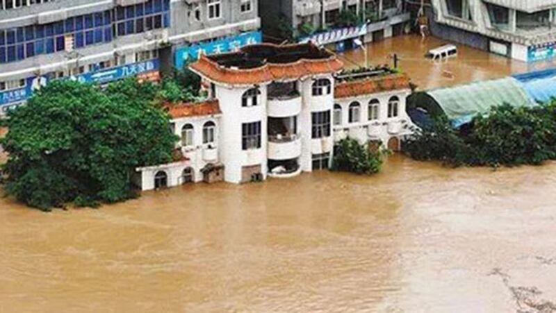 重庆綦江出现1940年以来最大洪水,沿江公路被淹,江水持续灌进。(网络视频截图)