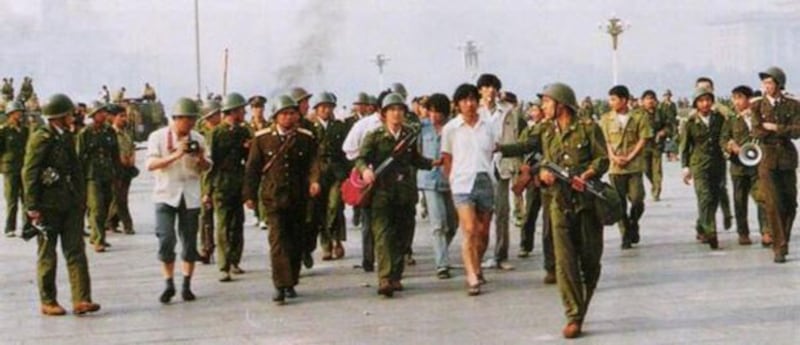 1989年6月4日,戒严部队在北京街头搜捕“暴徒”(六四档案图)