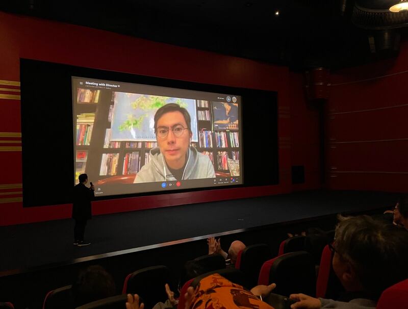 在完场后的连线对谈中,导演周冠威说,剪接时回看一幕幕锥心片段,虽然痛苦,但他选择让情绪释放。(吕熙摄)