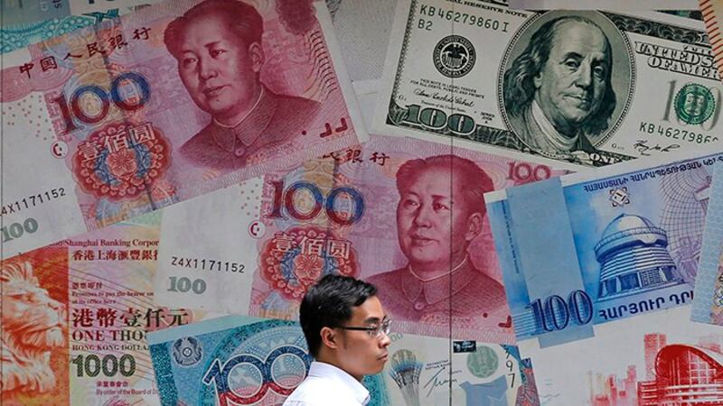 香港一家货币兑换店陈列的各种纸币(美联社)