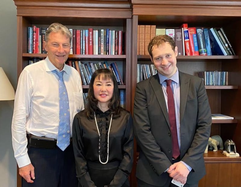 "香港监察"加拿大负责人卡尔弗利(Aileen Calverley)(左)表示:“它们投资中国公司,一些公司和强迫劳动和压迫人权是有关系的,例如加拿大退休基金投资的新兴市场基金中,有40%是中国公司,包括阿里巴巴丶腾讯等涉及人脸辨识系统和监控设备等公司。”(香港观察推特截图)