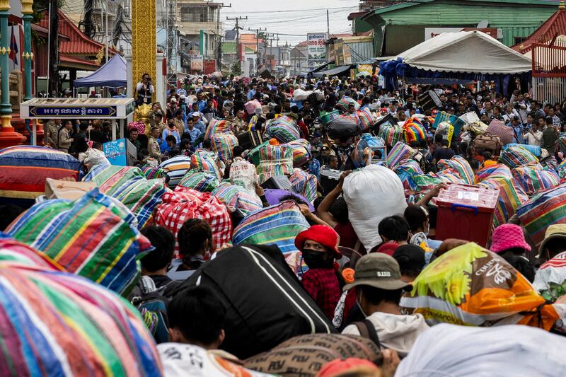 Cambodian migrant workers cross the border at Ban Laem Border checkpoint to return to Cambodia from Thailand, July 28, 2025.