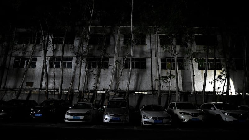 2021 年 9 月 30 日,广东省东莞市厚街的一座工业园区的建筑,该地区受到电力限制。(法新社)