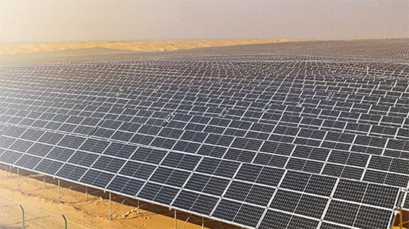 加拿大太阳能公司在新疆图木舒克市建立发电厂，安装129,600价太阳能模块。 (加拿大太阳能公司网站)