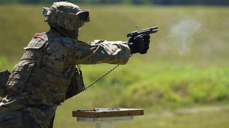 美国陆军国民兵M9手枪射击训练。(图源/美国国民警卫队网站)